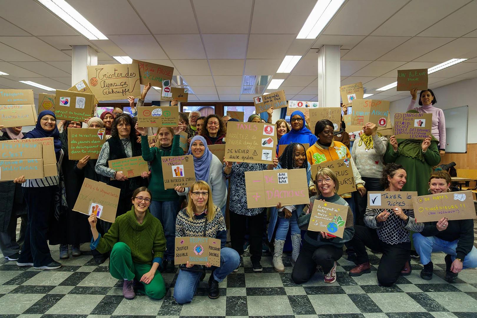 Groupe de personnes brandissant des pancartes.